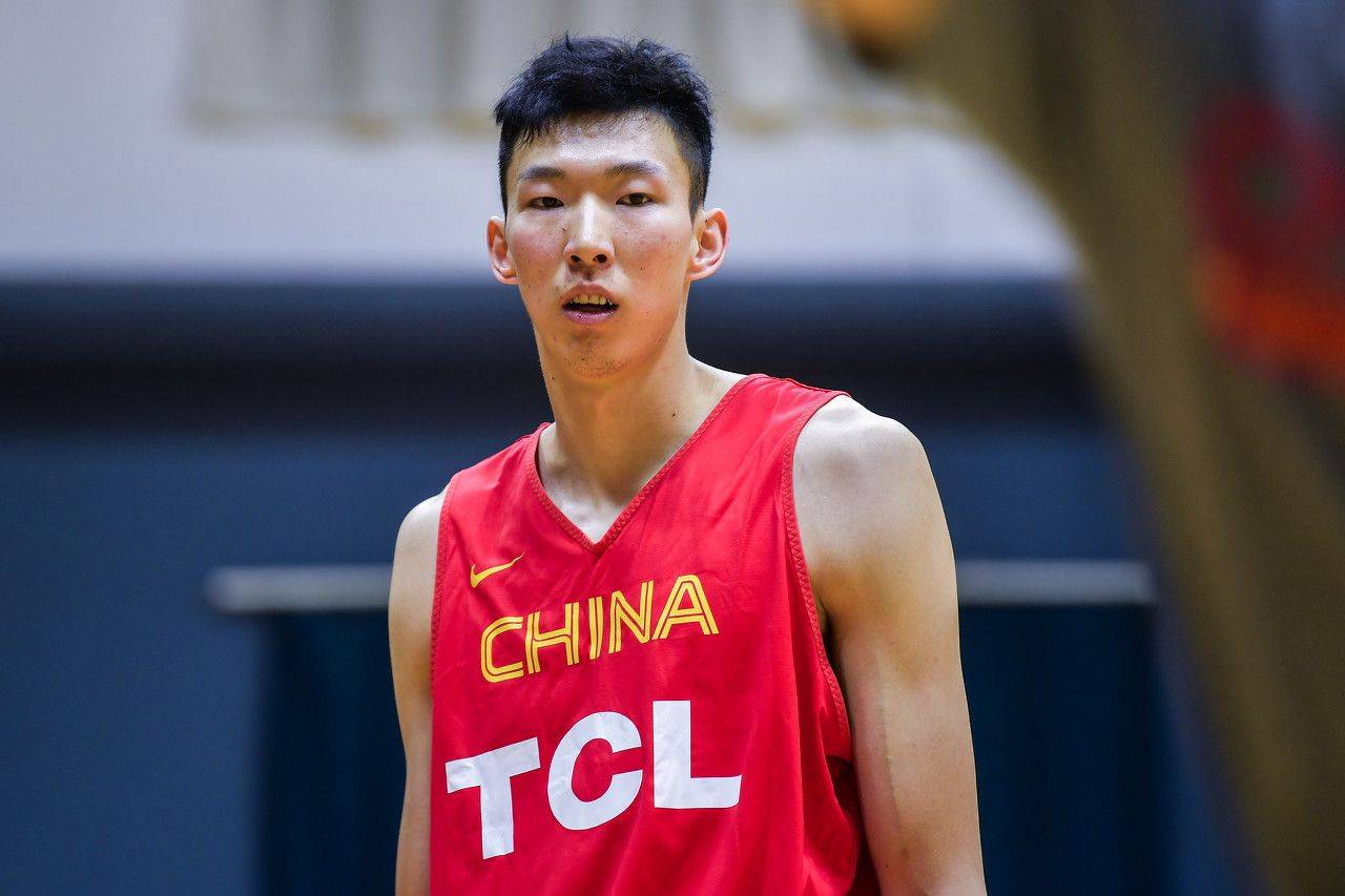 周琦成为首位征战CBA的NBA球员，引发球迷热议