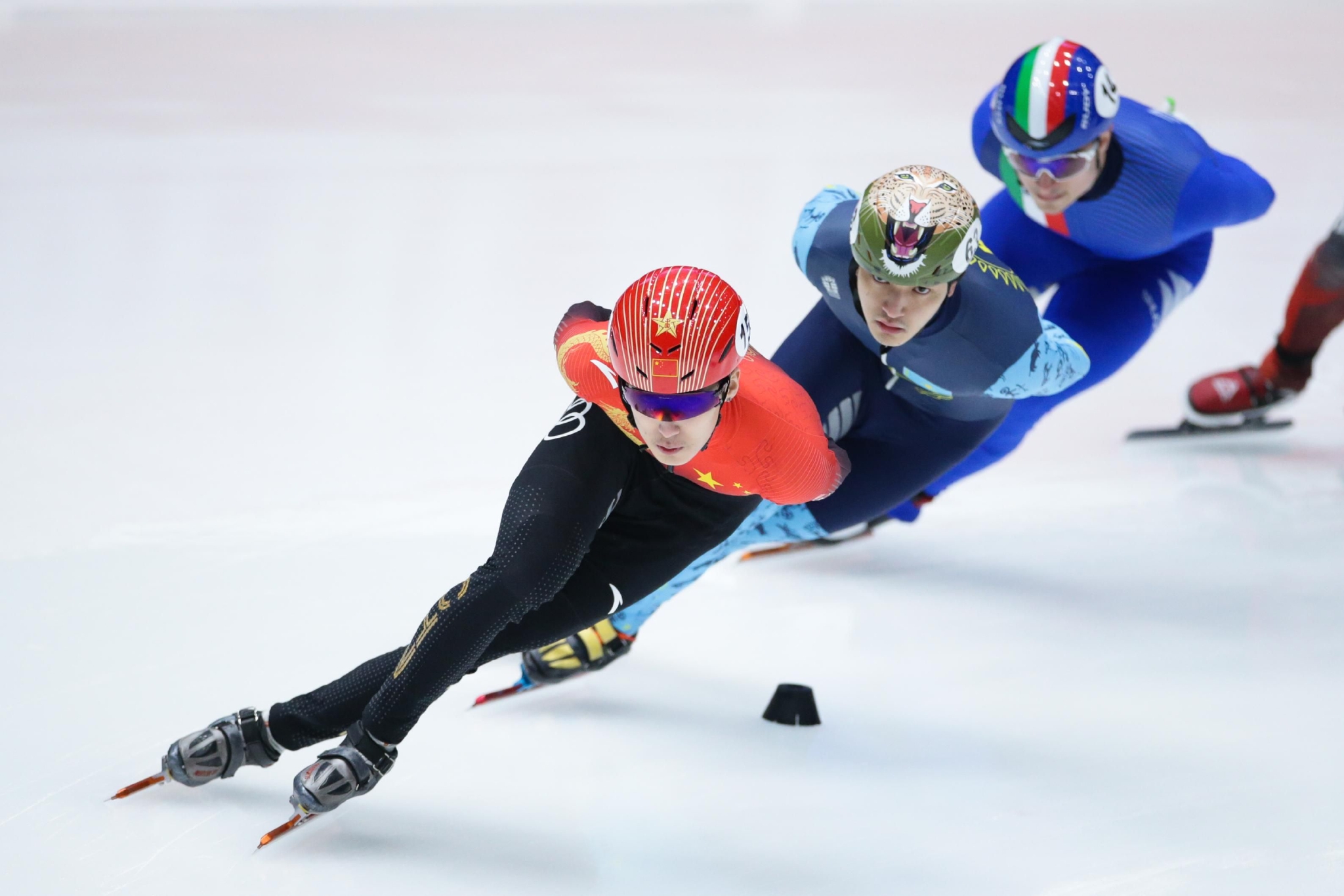 韩国短道速滑队实力强劲登顶，飞速冲刺勇夺头名